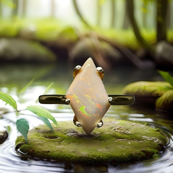 Multifired White Mexican Fire Opal 18k Gold Custom Ring With Silver Tips - Picture 6 of 6